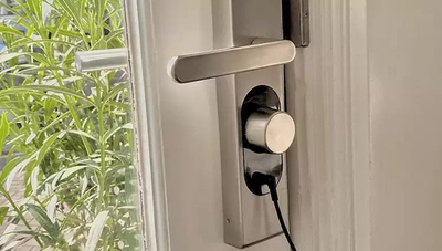 Сет за полнење Loqed Powerkit, 8 полначливи батерии, кабел 3 m, црн