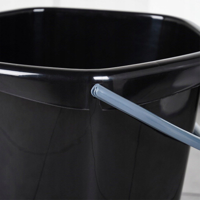 Kovë plastike pa markë, me dorezë dhe grykë, 10L, e zezë