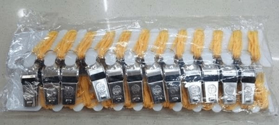 Bilbil prej metali për gjyqtarë, me kordelë, ngjyrë argjendtë