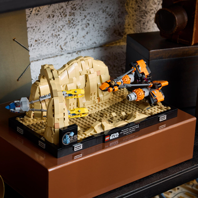 Set lodër LEGO Star Wars Mos Espa Podrace Diorama 75380, model koleksionues, për ekspozim, shumëngjyrësh