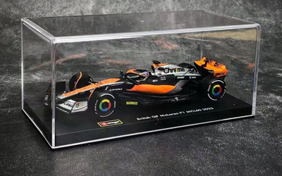 Maket makine F1 Bburago McLaren MCL60 2023 Oscar Piastri, shkalla 1:43, me helmetë, portokalli e zezë