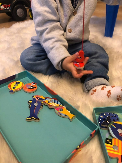 Lojë peshkimi me magnet Djeco Magnetic Fishing, 12 peshq, me 2 shkopinj druri, shumëngjyrëshe