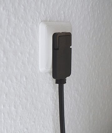 Kabllo zgjatuese Brennenstuhl, prizë e sheshtë e këndëzuar, 2m, e zezë