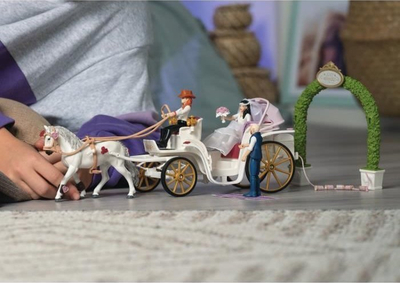 Set lojërash Schleich Horse Club Wedding Carriage, karrocë dasme me kalë dhe figurina, shumëngjyrëshe