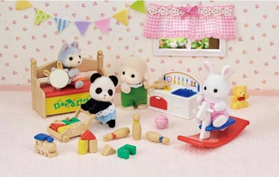 Set lodrash Sylvanian Families 5709 Baby's Toy Box, bebet Snow Rabbit edhe Panda, për shpi kukullash, me ngjyra nga të gjitha