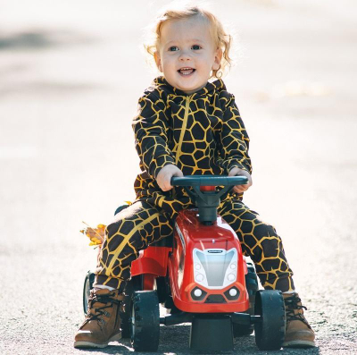 Traktor lodër McCormick Ride-on, me rimorkio, lopatë edhe hark, i kuq