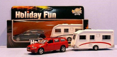 Set lodrash Kids Globe Volvo V70 me karvan, makinë e vogël, rimorkjo karvani e bardhë