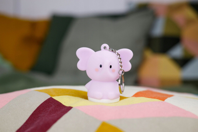 Привезок за клучеви InnoGIO GIOkeyring Elephant, силикон, со ноќно светло, розов
