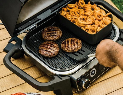 Koshi për skarë Ninja XSKCRISPBTEUK Woodfire BBQ Combo Crisper, jo-ngjitës, për patate dhe garnitura, i zi