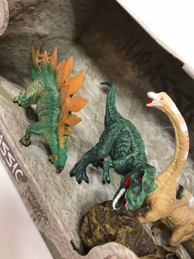 Set lodrash me 3 dinozaurë, figura plastike, me shumë ngjyra