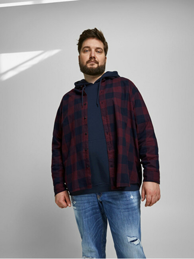 Кошула Jack&Jones PLUS JJEGINGHAM со широк крој, темноцрвена