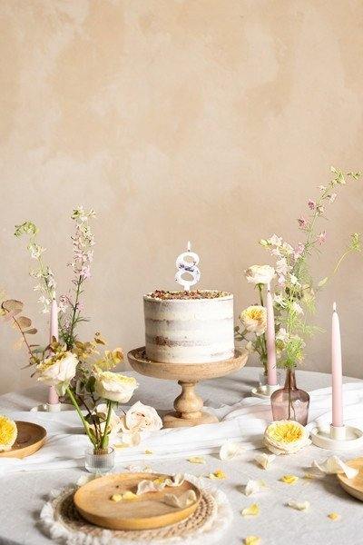 Qiri torte PartyDeco numri 8, 8cm, i bardhë me lule
