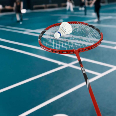 Raketë badminton Enero Pro 32, alumin, me çantë, e zezë me të kuqe