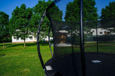 Trampolinë për kopsht G21 SpaceJump 305 cm me rrjetë mbrojtëse, e zezë