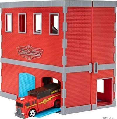 Set loje Micro Machines Fire & Rescue, stacion zjarrfikësish që hapej e bëhet bazë, me makinë, i kuq