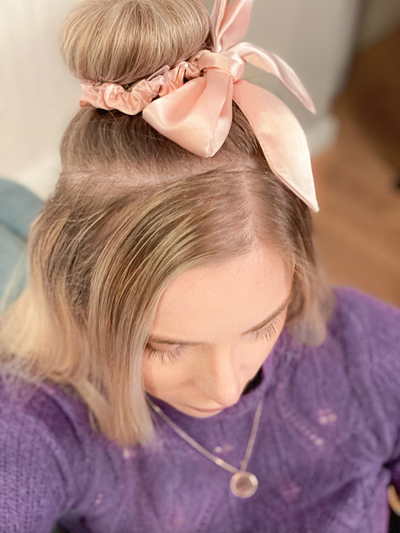 Gomë flokësh Invisibobble Sprunchie Slim Bow Ballet Flats, me fjongo, ngjyrë bezhë