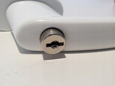 Рачка за прозор ABUS FG200 W SB, со бравa со клуч, заштита од кражба, бела