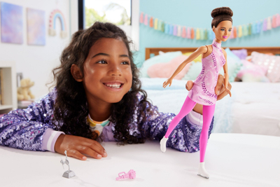 Kukull Barbie Mattel Career Figure Skater HRG37, me trofe dhe buqetë, rozë