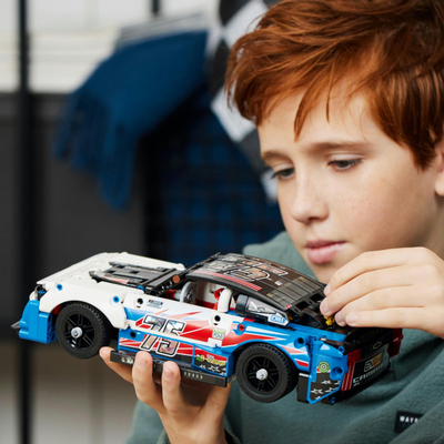 Set ndërtimi LEGO Technic 42153 Chevrolet Camaro ZL1 NASCAR, model makine gare, shumëngjyrësh