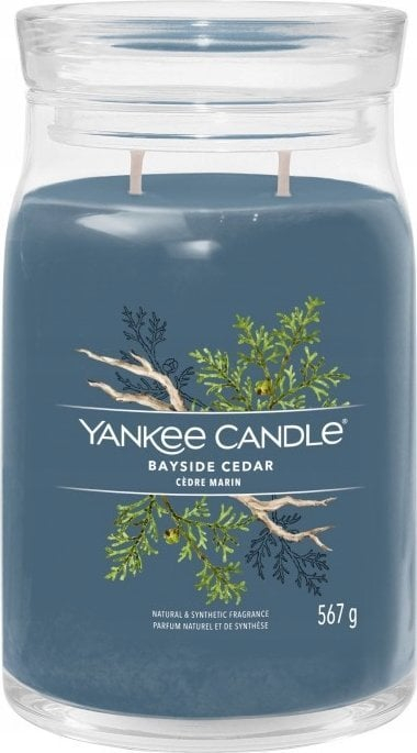 Qiri aromatik Yankee Candle Signature Bayside Cedar, i madh 567g, në kavanoz qelqi, me dy fitila
