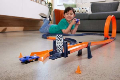 Set pistë garash Hot Wheels RC Speed Challenge, 30 pjesë, makinë 1:64 me telekomandë
