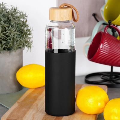 Shishe qelqi për pije Vilde, 0.5L, kapak bambuje, me mbulesë silikoni të zezë