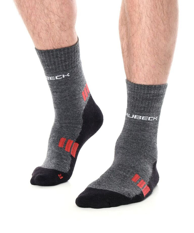Треккинг чорапи Brubeck Trekking Light, мерино, без шавови, графитни со црвено, 39-41
