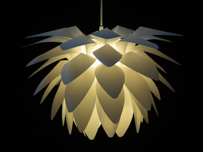 Llambë varëse MUSONE Pendant Lamp, me petale dekorative, plastike, e bardhë