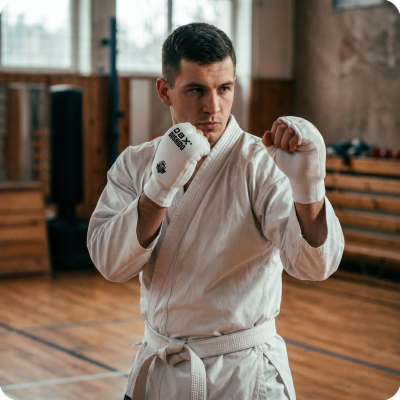 Mbrojtëse duarsh karate DBX Bushido DBX KM White, elastike, të bardha