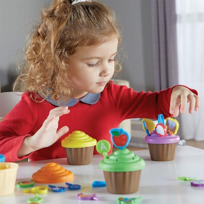 Едукативна играчка Learning Resources ABC Party Toppers, 64 делови, учење на азбука, многубојна