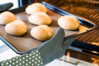 Doreza furre Wenko Oven Gloves, silikon, set 2 copë, gri me pika të bardha