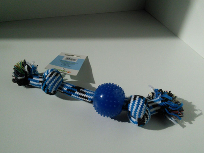Lodër për qen Trixie Ball On Rope, top gome me litar, blu shumëngjyrësh