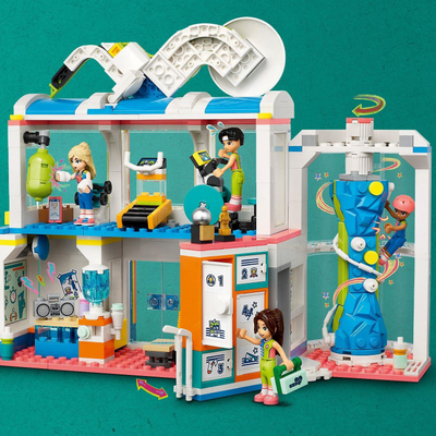 Set ndërtimi LEGO Friends Sports Center 41744, qendër sportive me mini-doll, 8+ vjeç, shumëngjyrësh