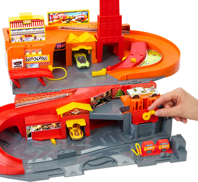 Set lojrash Hot Wheels City Sto &amp; Go Refresh, 6 makina, pistë palosëse
