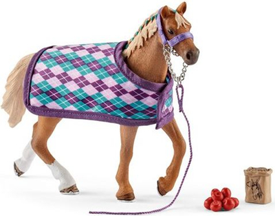 Figurë loje Schleich Horse Club English Thoroughbred, set me 4 pjesë, me batanije shumëngjyrëshe