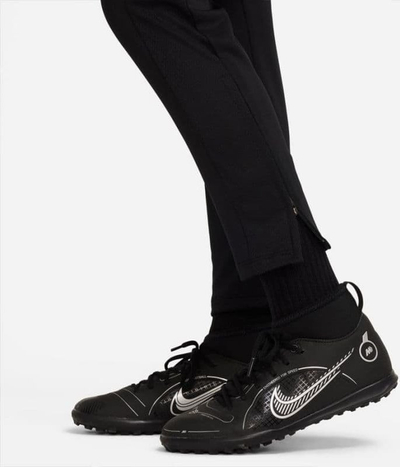 Pantallona sportive për kalamaj Nike Academy 23 Jr DR1676 010, poliestër, xhepa me zinxhir, të zeza