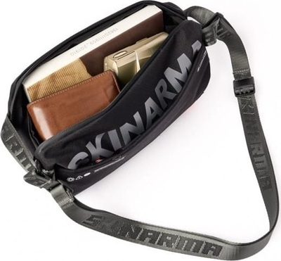 Çantë crossbody Skinarma Fardel, me rrip shpatulle, që s’e kap uji, e zezë