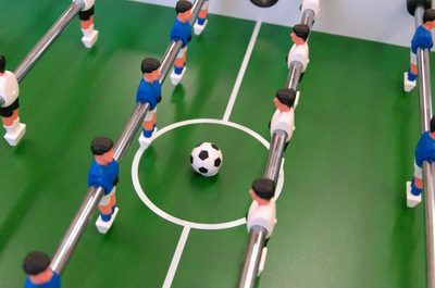 Tavolinë fussball Enero Foosball Game Table, me numërues rezultati, për 2 deri 4 lojtarë, e bardhë