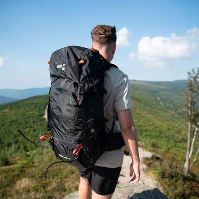 Çantë shpine turistike Nils Extreme Nordkapp NC1992, 65 L, e zezë