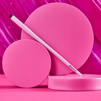 Pensel eyeliner Essence Eyeliner Brush, majë e pjerrët, dorezë e ricikluar, rozë e çelët