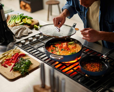 Tigan sauté Joseph Joseph Space, 3.8 qt, kapak xhami, blu e errët
