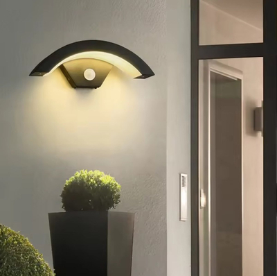 Llambë muri për jashtë, LED, me sensor levizje, e zezë