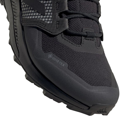 Atlete malore Adidas Terrex Trailmaker Mid GTX me Gore‑Tex, shollë Traxion, ngjyrë e zezë