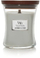 Aроматична свеќа WoodWick Lavender and Cedar, 275g, со дрвен фитил, виолетова