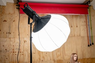 Softbox sferik Newell 80 cm, montim Bowens, i bardhë