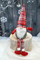 Figurë zbukuruese Krishtlindjesh Saska Christmas Gnome, xhuxh ulur, me kapelë me kuadrate, i kuq