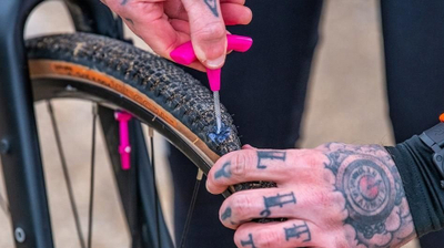 Set për ndreqje gomash tubeless Muc-Off Puncture Plug Repair Kit, me tapa rezervë, me çantë për mbajtje