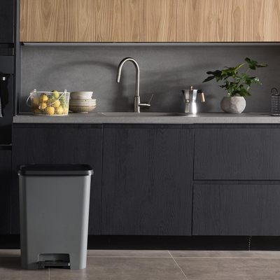 Kosh plehrash Curver Trash Bin, 46L, me pedale, gri e errët