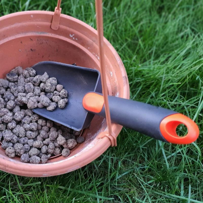Lopatë kopshti Saska Garden, plastike, me shkallë matëse, e zezë