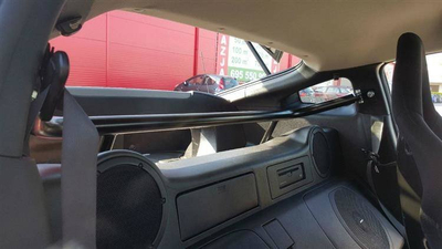 Traversë rripash Staffa për Nissan 350Z, çelik, montim garash, e zezë